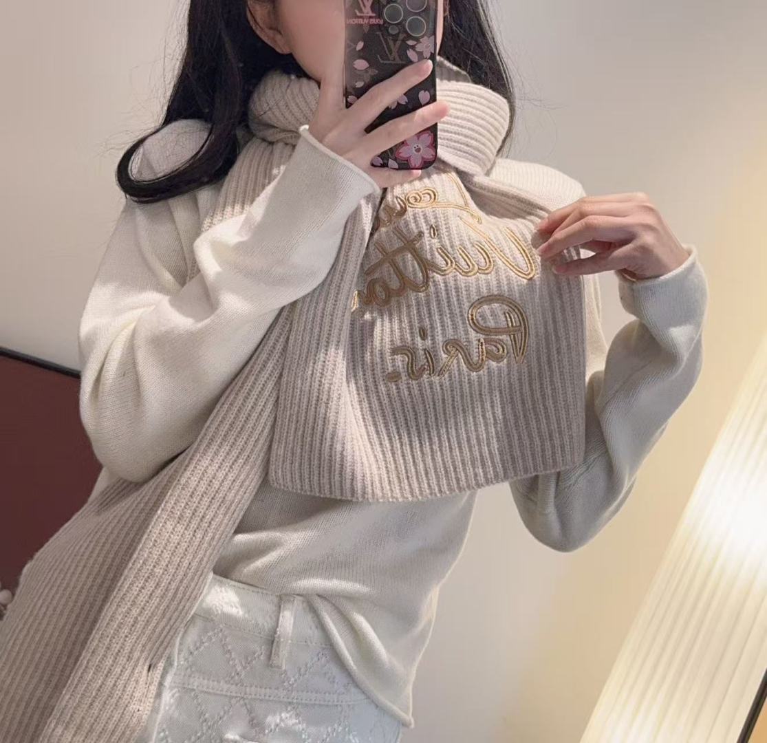 LV高仿女款米白刺繡圍巾 羊毛針織親膚保暖秋冬款