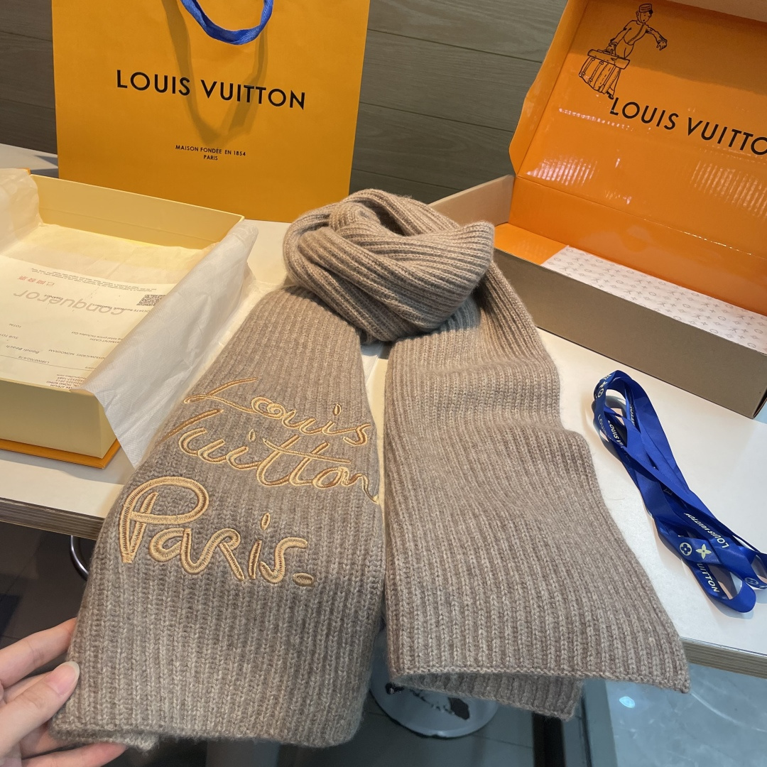 LV A貨女款焦糖棕刺繡圍巾 羊毛質感溫潤色系氣質滿分| 16 LV A貨女款焦糖棕刺繡圍巾 羊毛質感溫潤色系氣質滿分