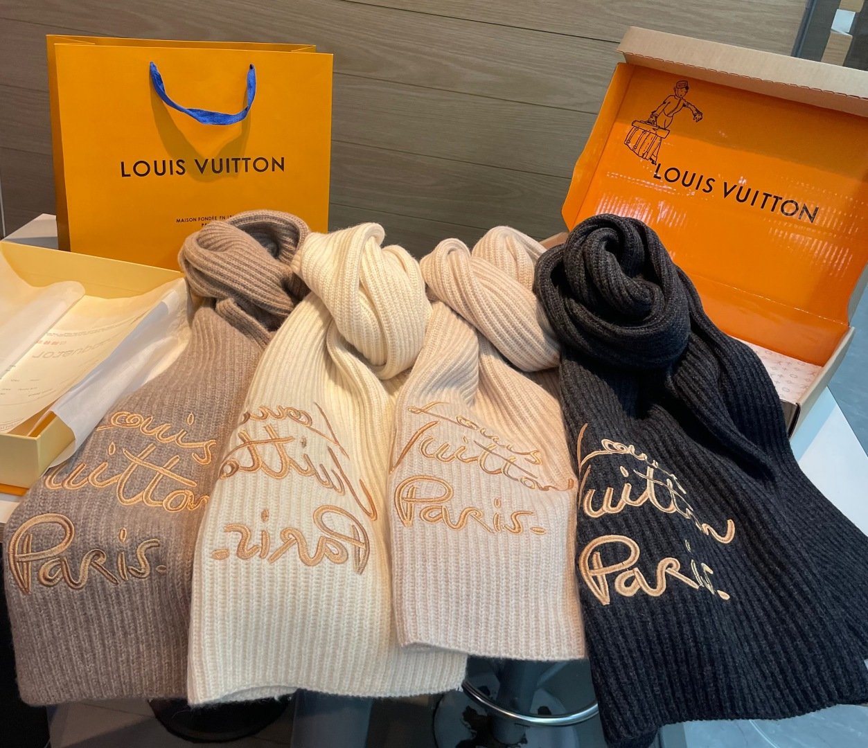 LV A貨女款焦糖棕刺繡圍巾 羊毛質感溫潤色系氣質滿分| 15 LV A貨女款焦糖棕刺繡圍巾 羊毛質感溫潤色系氣質滿分