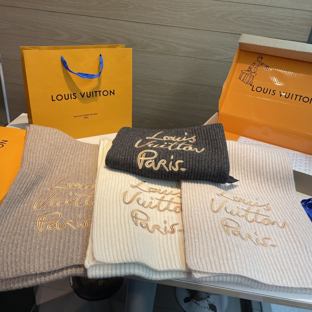 LV A貨女款焦糖棕刺繡圍巾 羊毛質感溫潤色系氣質滿分| 14 LV A貨女款焦糖棕刺繡圍巾 羊毛質感溫潤色系氣質滿分