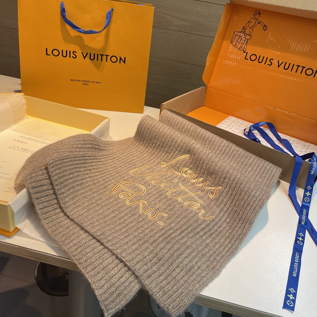 LV A貨女款焦糖棕刺繡圍巾 羊毛質感溫潤色系氣質滿分| 11 LV A貨女款焦糖棕刺繡圍巾 羊毛質感溫潤色系氣質滿分