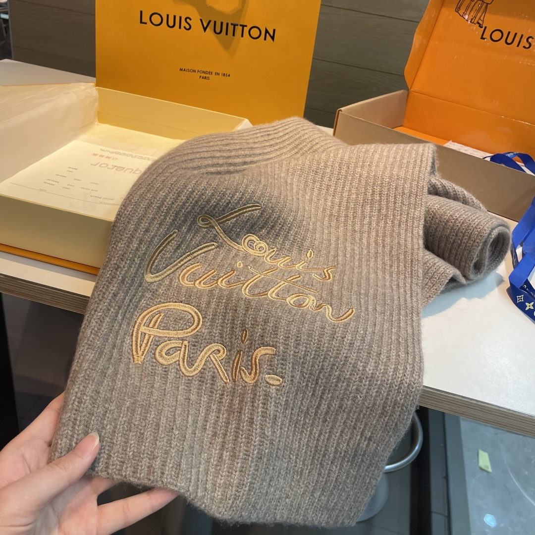 LV A貨女款焦糖棕刺繡圍巾 羊毛質感溫潤色系氣質滿分| 10 LV A貨女款焦糖棕刺繡圍巾 羊毛質感溫潤色系氣質滿分
