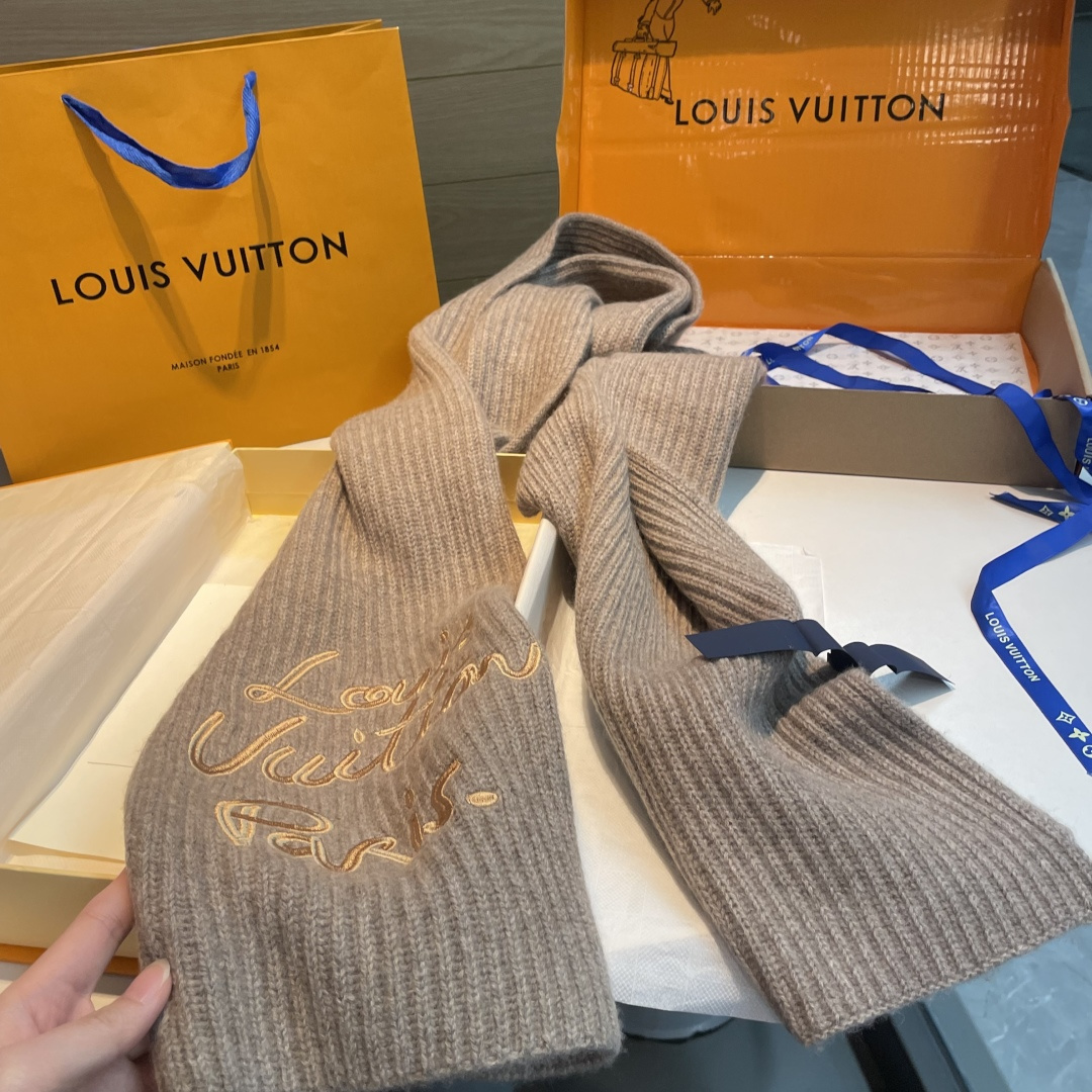 LV A貨女款焦糖棕刺繡圍巾 羊毛質感溫潤色系氣質滿分| 9 LV A貨女款焦糖棕刺繡圍巾 羊毛質感溫潤色系氣質滿分