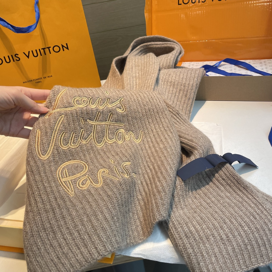 LV A貨女款焦糖棕刺繡圍巾 羊毛質感溫潤色系氣質滿分| 8 LV A貨女款焦糖棕刺繡圍巾 羊毛質感溫潤色系氣質滿分