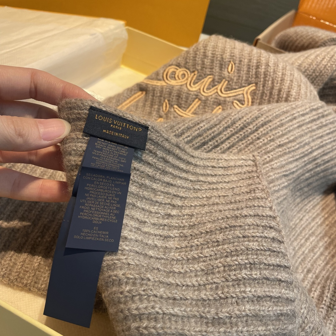 LV A貨女款焦糖棕刺繡圍巾 羊毛質感溫潤色系氣質滿分| 7 LV A貨女款焦糖棕刺繡圍巾 羊毛質感溫潤色系氣質滿分