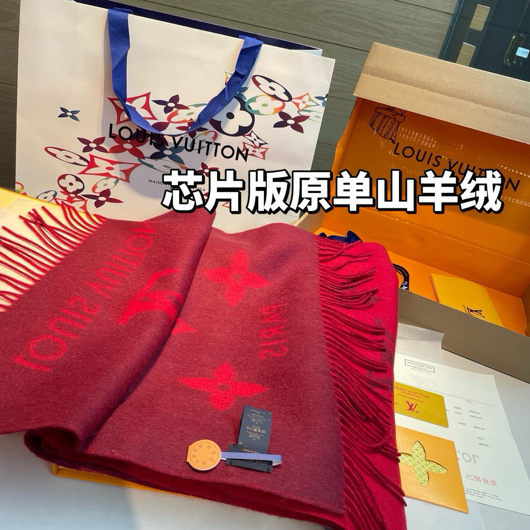 LV高仿紅色花卉字樣圍巾 女士巴黎風格款 保暖吸睛設計|超A仿原單精品圖片 8 LV高仿紅色花卉字樣圍巾 女士巴黎風格款 保暖吸睛設計|歐美奢侈品精品推薦