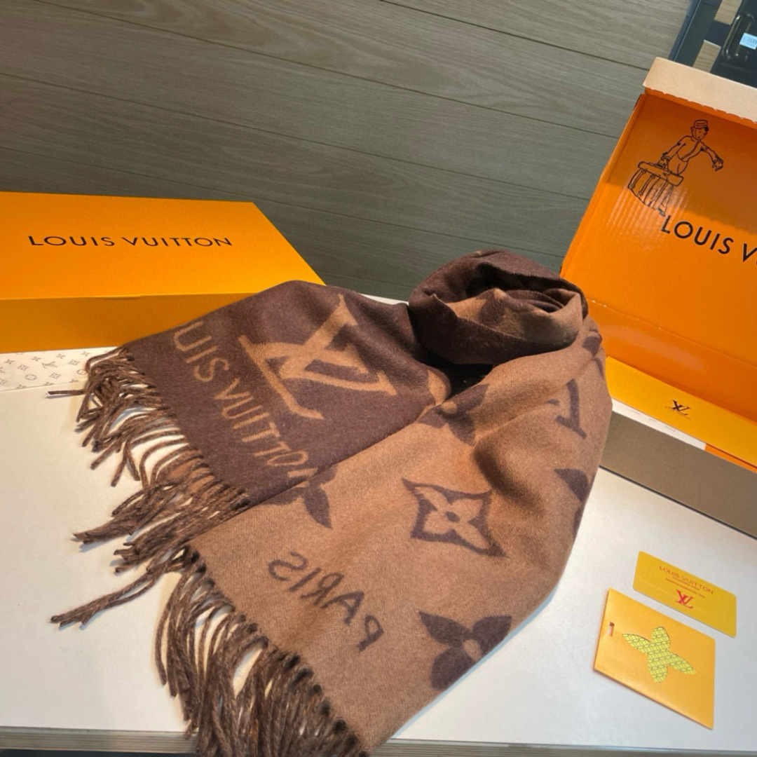 LV高仿咖啡色山羊絨圍巾 雙面Logo設計典藏級秋冬配件| 8 LV高仿咖啡色山羊絨圍巾 雙面Logo設計典藏級秋冬配件
