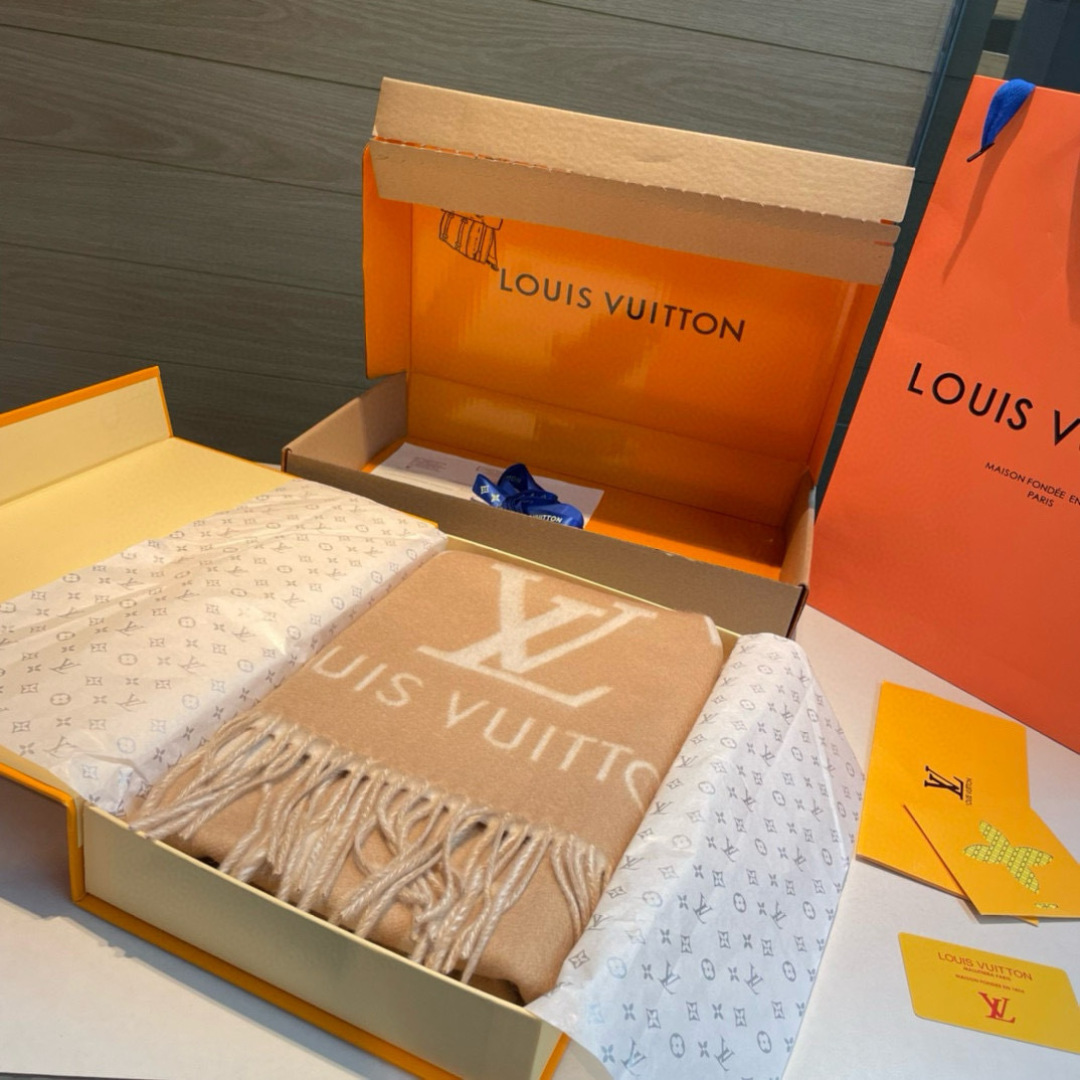 LV原單淺駝色Logo羊絨圍巾 女士柔膚色調氣質首選款