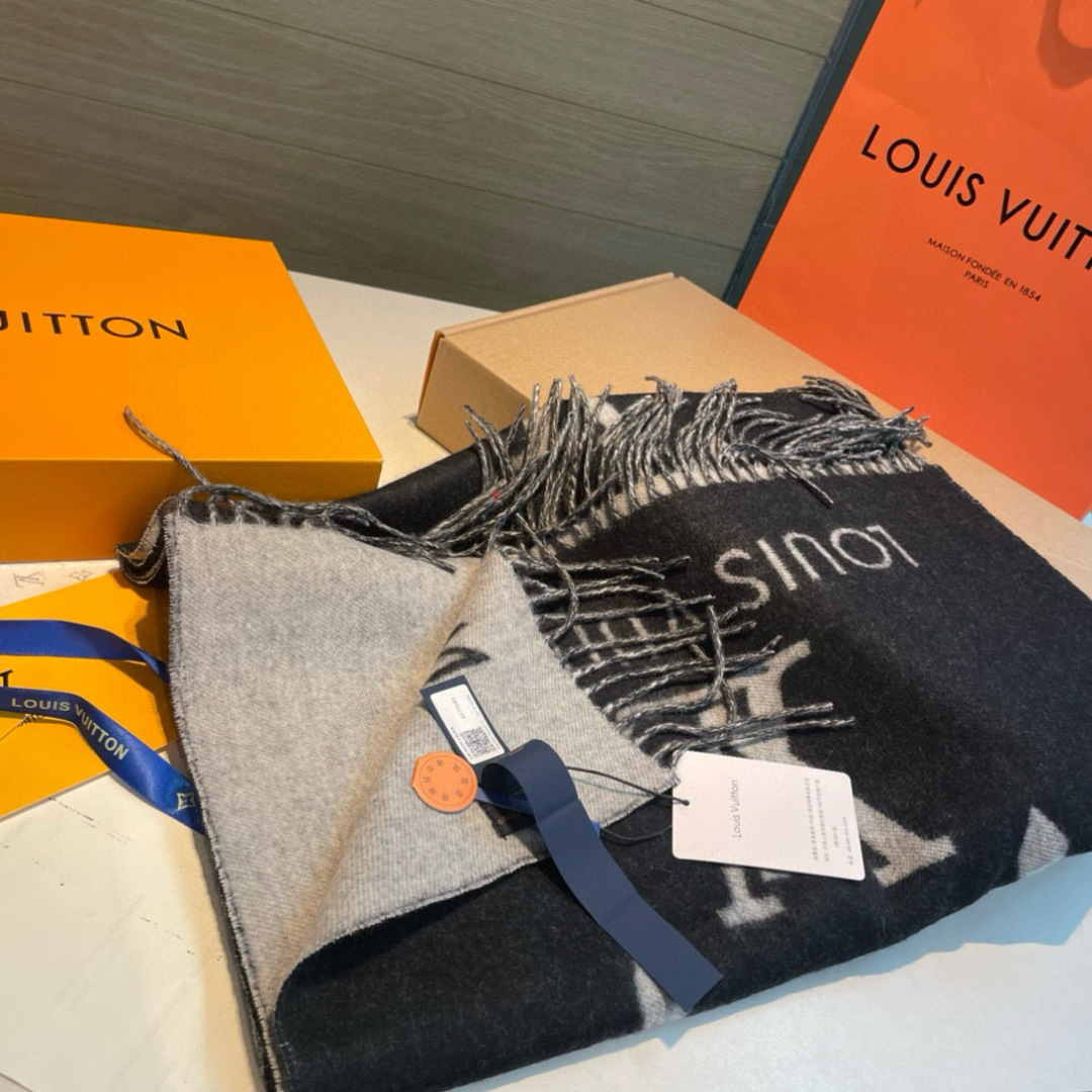 LV高仿黑色雙面羊絨圍巾 經典白Logo設計 男士首選款|超A仿原單精品圖片 11 LV高仿黑色雙面羊絨圍巾 經典白Logo設計 男士首選款|歐美奢侈品精品推薦