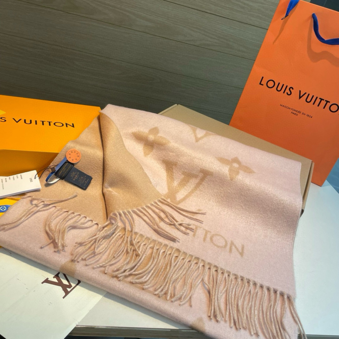 LV一比一粉色羊絨圍巾 女士浪漫柔色款 秋冬甜美首選|超A仿原單精品圖片 14 LV一比一粉色羊絨圍巾 女士浪漫柔色款 秋冬甜美首選|歐美奢侈品精品推薦