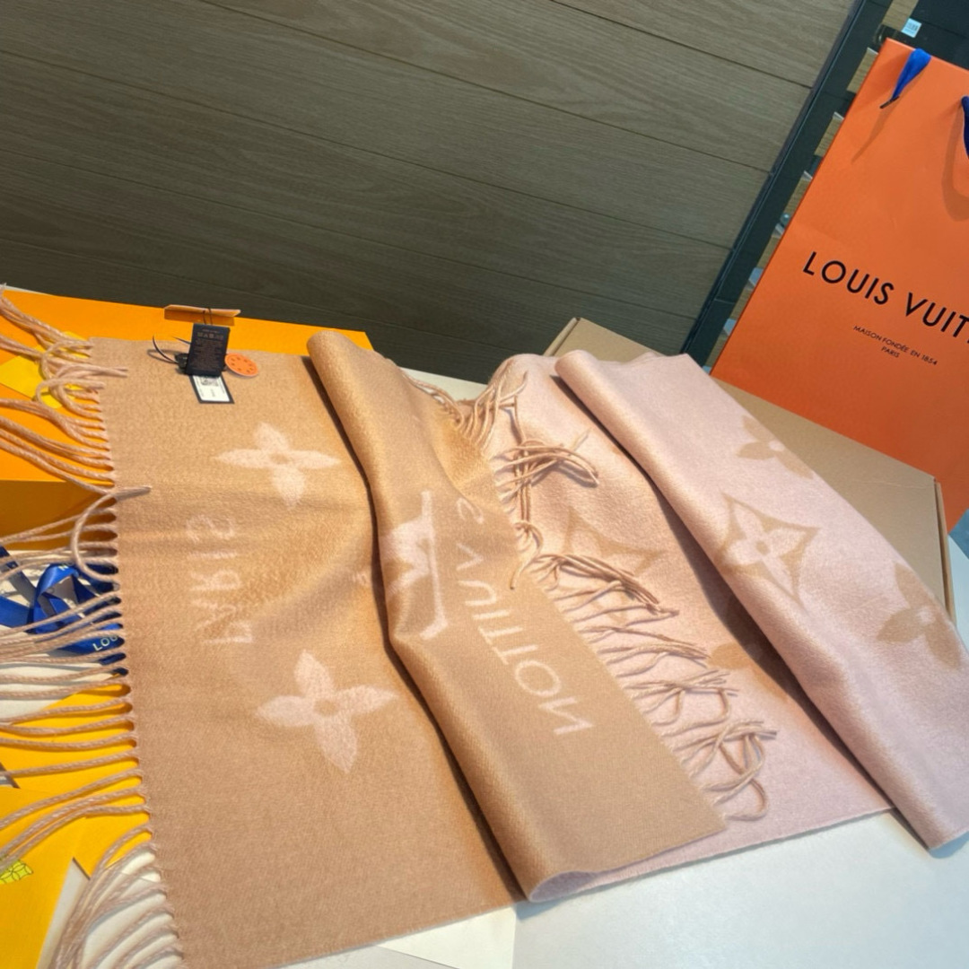 LV一比一粉色羊絨圍巾 女士浪漫柔色款 秋冬甜美首選|超A仿原單精品圖片 12 LV一比一粉色羊絨圍巾 女士浪漫柔色款 秋冬甜美首選|歐美奢侈品精品推薦