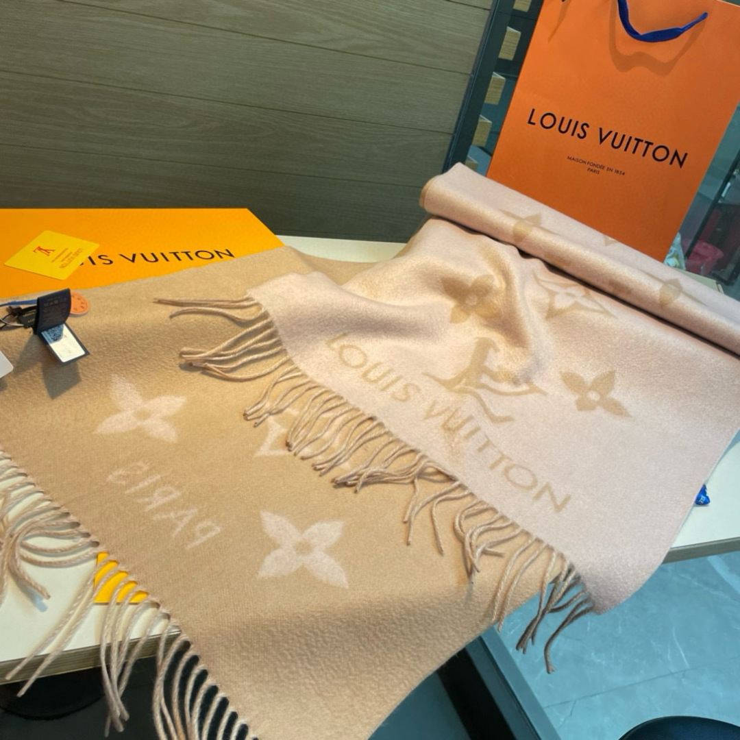 LV一比一粉色羊絨圍巾 女士浪漫柔色款 秋冬甜美首選|超A仿原單精品圖片 10 LV一比一粉色羊絨圍巾 女士浪漫柔色款 秋冬甜美首選|歐美奢侈品精品推薦