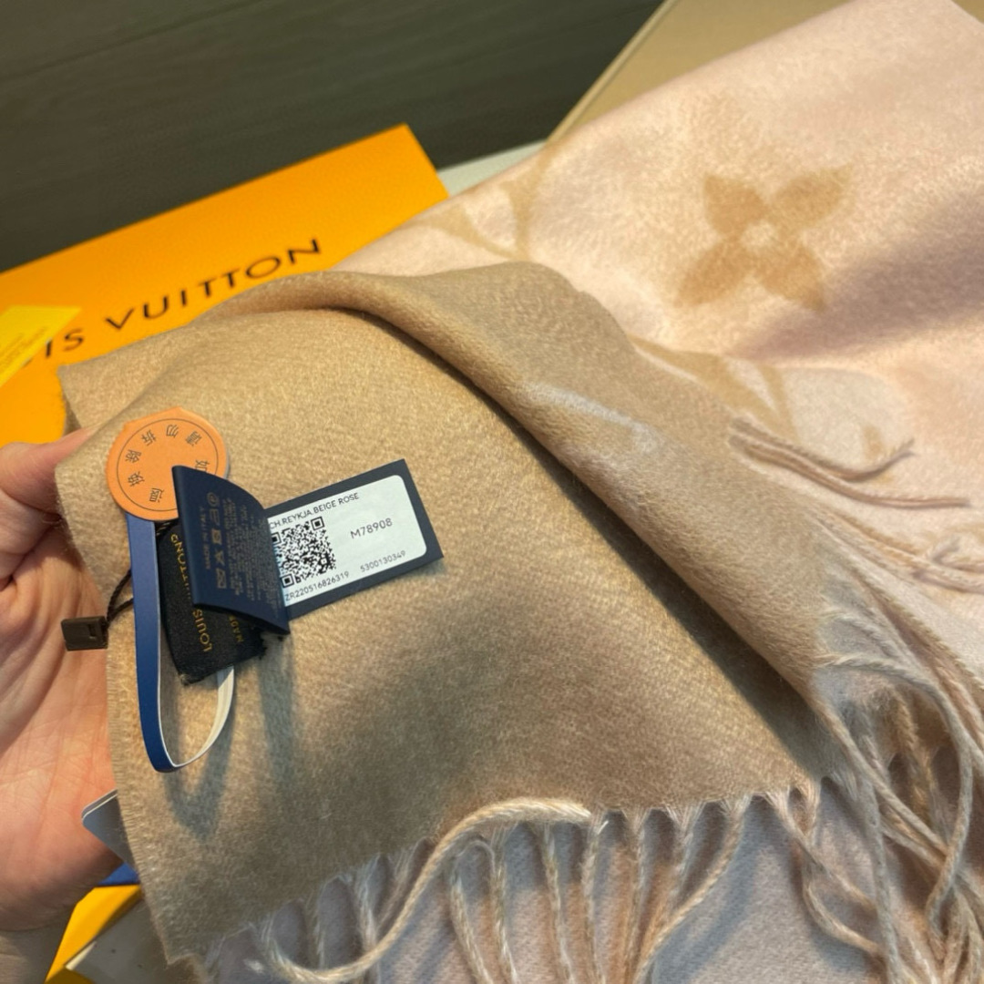 LV一比一粉色羊絨圍巾 女士浪漫柔色款 秋冬甜美首選|超A仿原單精品圖片 11 LV一比一粉色羊絨圍巾 女士浪漫柔色款 秋冬甜美首選|歐美奢侈品精品推薦