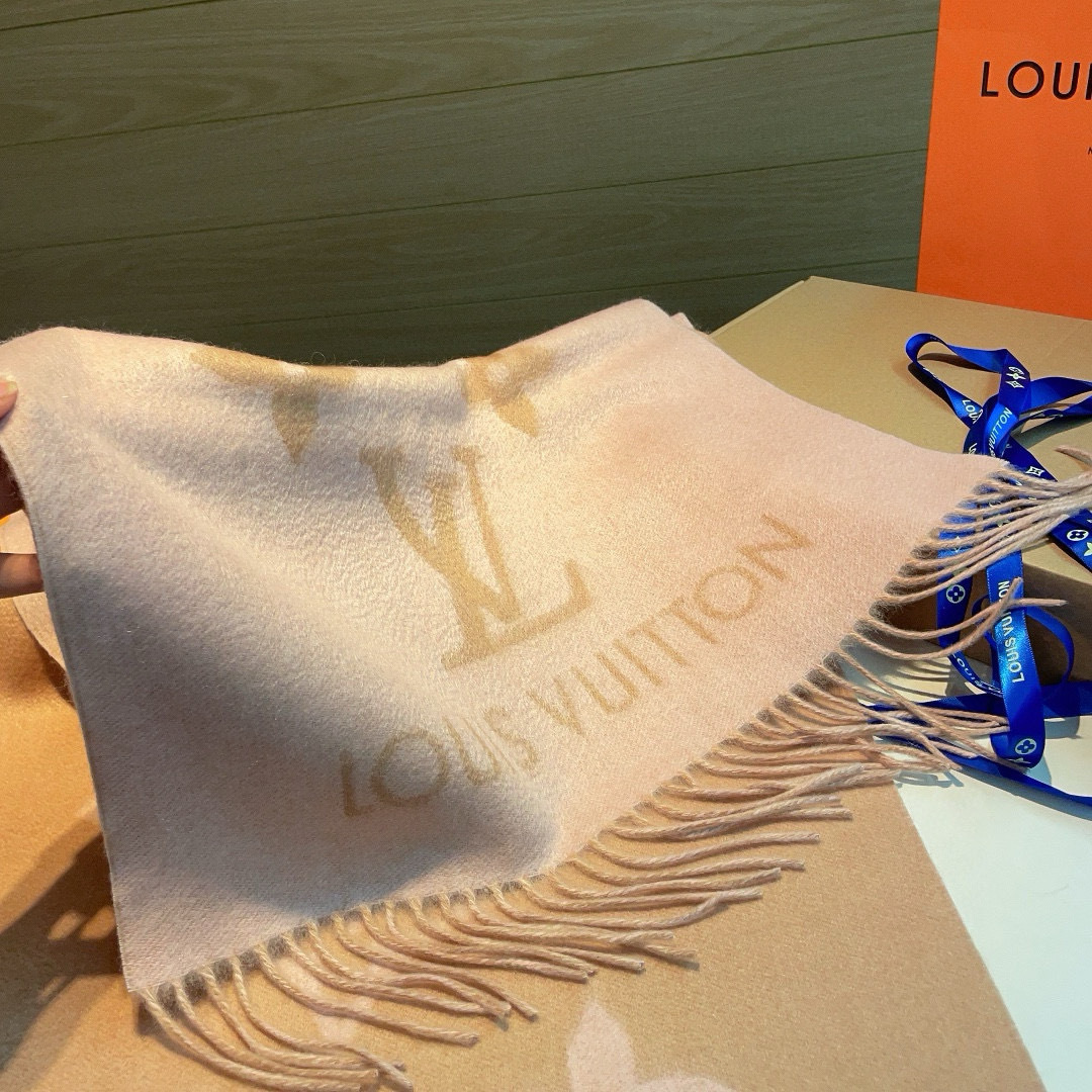 LV一比一粉色羊絨圍巾 女士浪漫柔色款 秋冬甜美首選|超A仿原單精品圖片 9 LV一比一粉色羊絨圍巾 女士浪漫柔色款 秋冬甜美首選|歐美奢侈品精品推薦