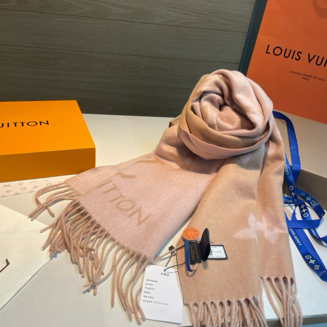 LV一比一粉色羊絨圍巾 女士浪漫柔色款 秋冬甜美首選|超A仿原單精品圖片 8 LV一比一粉色羊絨圍巾 女士浪漫柔色款 秋冬甜美首選|歐美奢侈品精品推薦