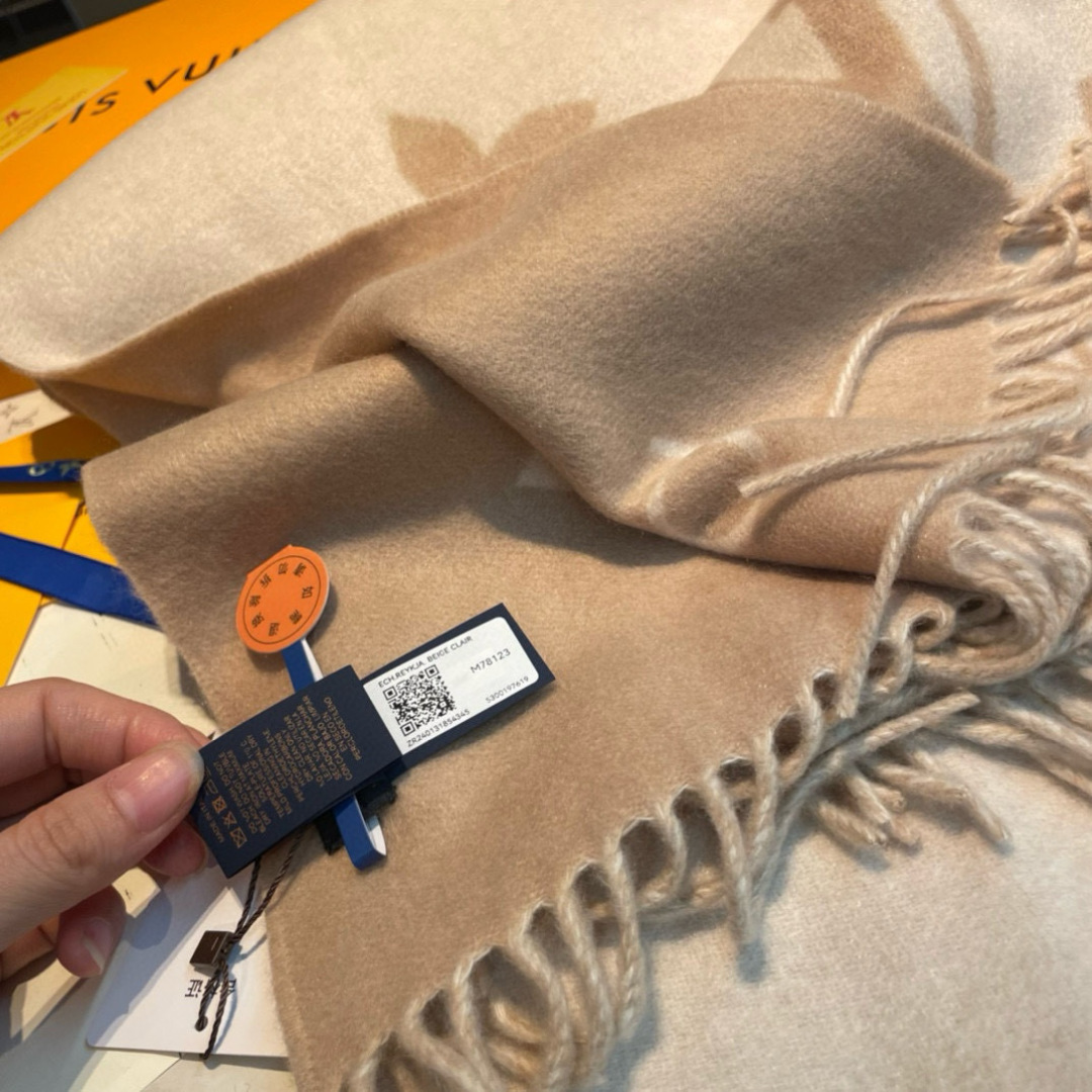 LV高仿奶油杏羊絨圍巾 女士氣質百搭款 專櫃級復刻版｜歐美奢侈品精品推薦