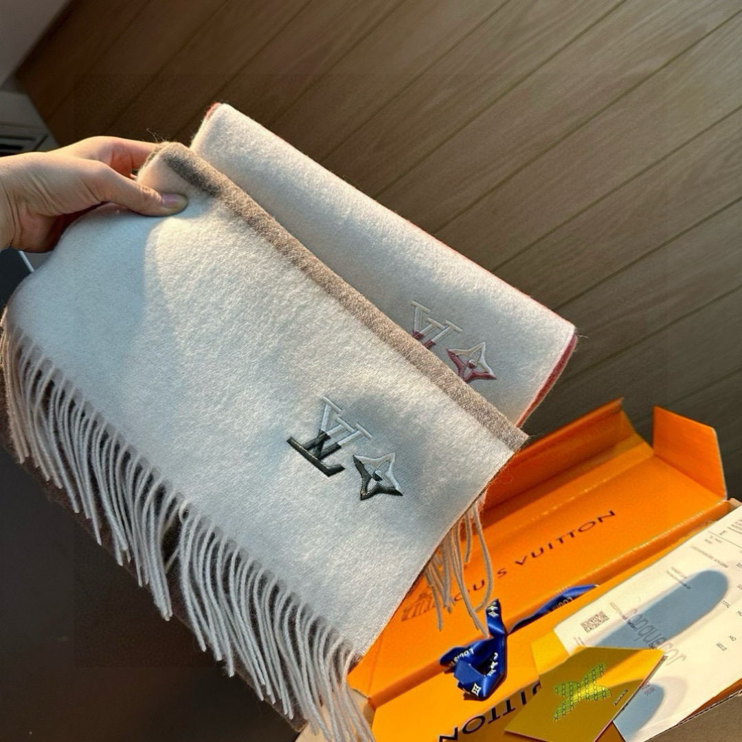 LV高仿粉白拼接羊毛圍巾 女士刺繡Logo設計 活潑色調｜歐美奢侈品精品推薦