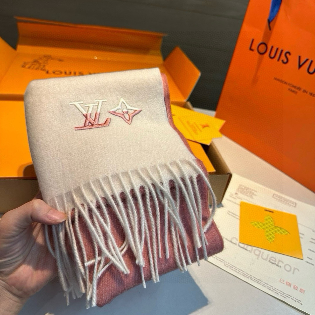 LV高仿粉白拼接羊毛圍巾 女士刺繡Logo設計 活潑色調｜歐美奢侈品精品推薦