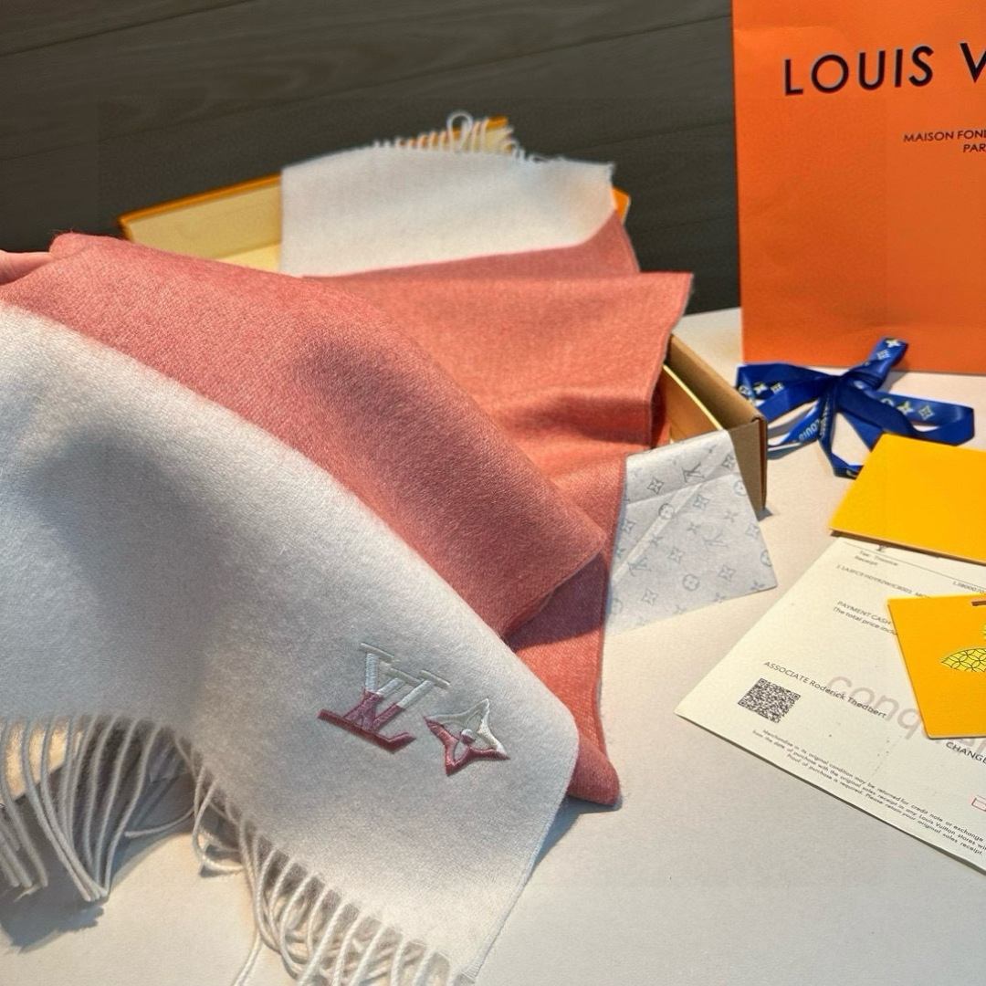 LV高仿粉白拼接羊毛圍巾 女士刺繡Logo設計 活潑色調｜歐美奢侈品精品推薦
