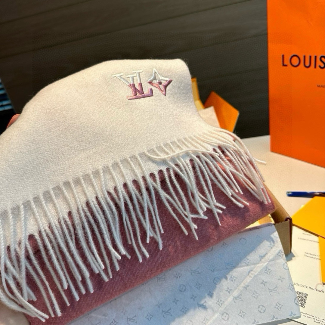 LV高仿粉白拼接羊毛圍巾 女士刺繡Logo設計 活潑色調｜歐美奢侈品精品推薦