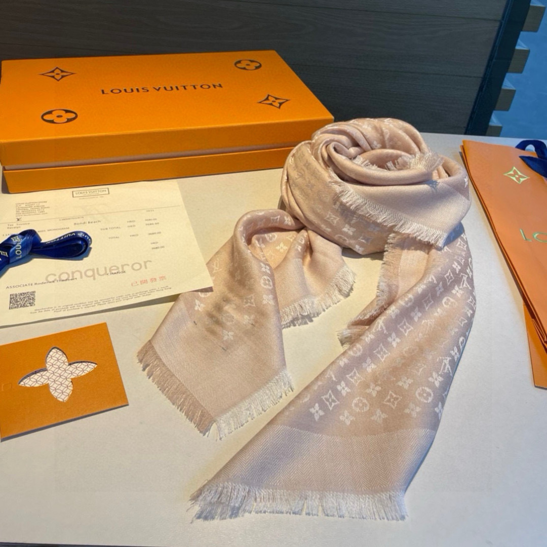 LV一比一粉杏色Monogram披肩 女士柔和氣質百搭單品|超A仿原單精品圖片 9 LV一比一粉杏色Monogram披肩 女士柔和氣質百搭單品|歐美奢侈品精品推薦