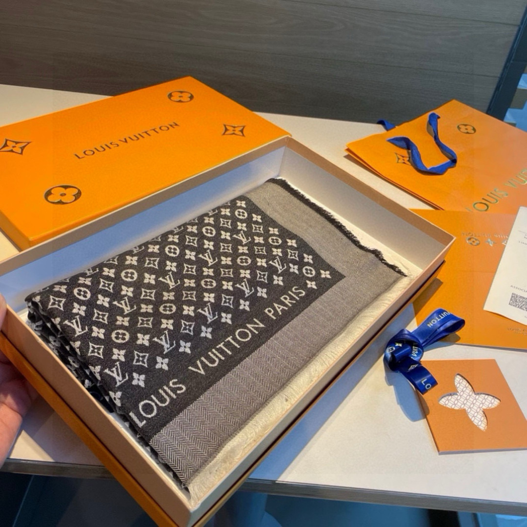 LV高仿黑灰提花披肩 經典Logo滿版設計 質感造型首選|超A仿原單精品圖片 12 LV高仿黑灰提花披肩 經典Logo滿版設計 質感造型首選|歐美奢侈品精品推薦