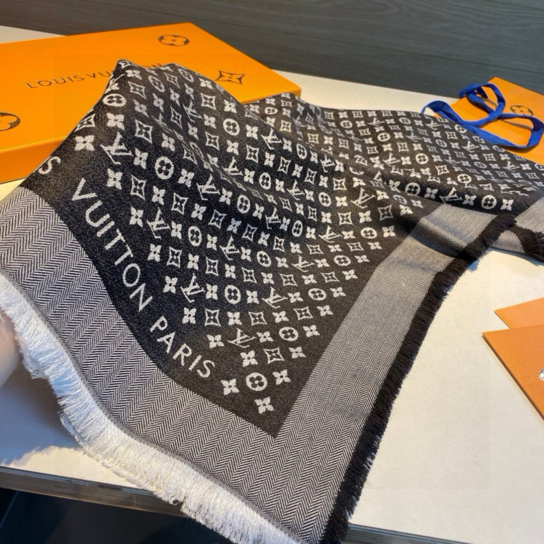 LV高仿黑灰提花披肩 經典Logo滿版設計 質感造型首選|超A仿原單精品圖片 10 LV高仿黑灰提花披肩 經典Logo滿版設計 質感造型首選|歐美奢侈品精品推薦
