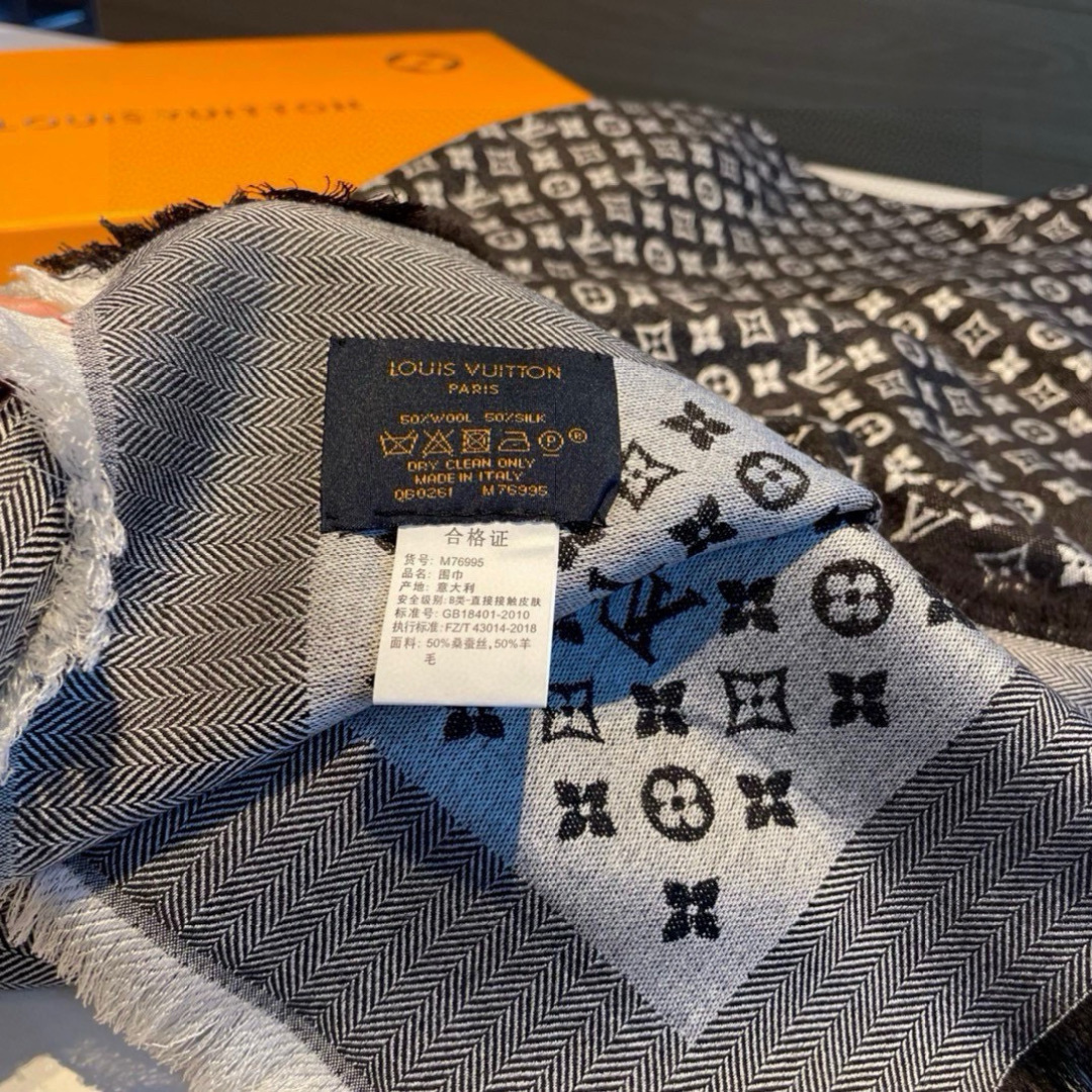 LV高仿黑灰提花披肩 經典Logo滿版設計 質感造型首選|超A仿原單精品圖片 8 LV高仿黑灰提花披肩 經典Logo滿版設計 質感造型首選|歐美奢侈品精品推薦