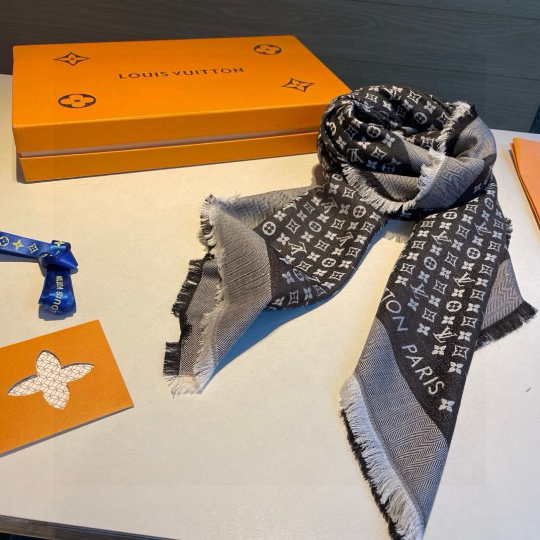 LV高仿黑灰提花披肩 經典Logo滿版設計 質感造型首選|超A仿原單精品圖片 7 LV高仿黑灰提花披肩 經典Logo滿版設計 質感造型首選|歐美奢侈品精品推薦