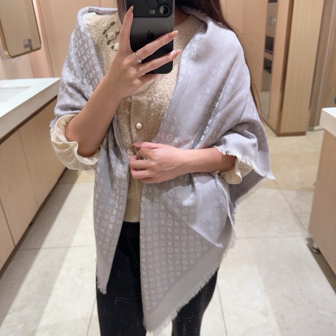 LV A貨灰白雙色Monogram披肩 女款知性配色設計