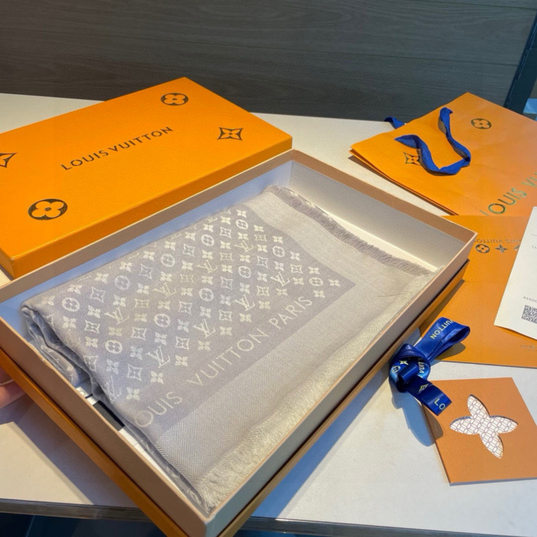 LV A貨灰白雙色Monogram披肩 女款知性配色設計｜歐美奢侈品精品推薦