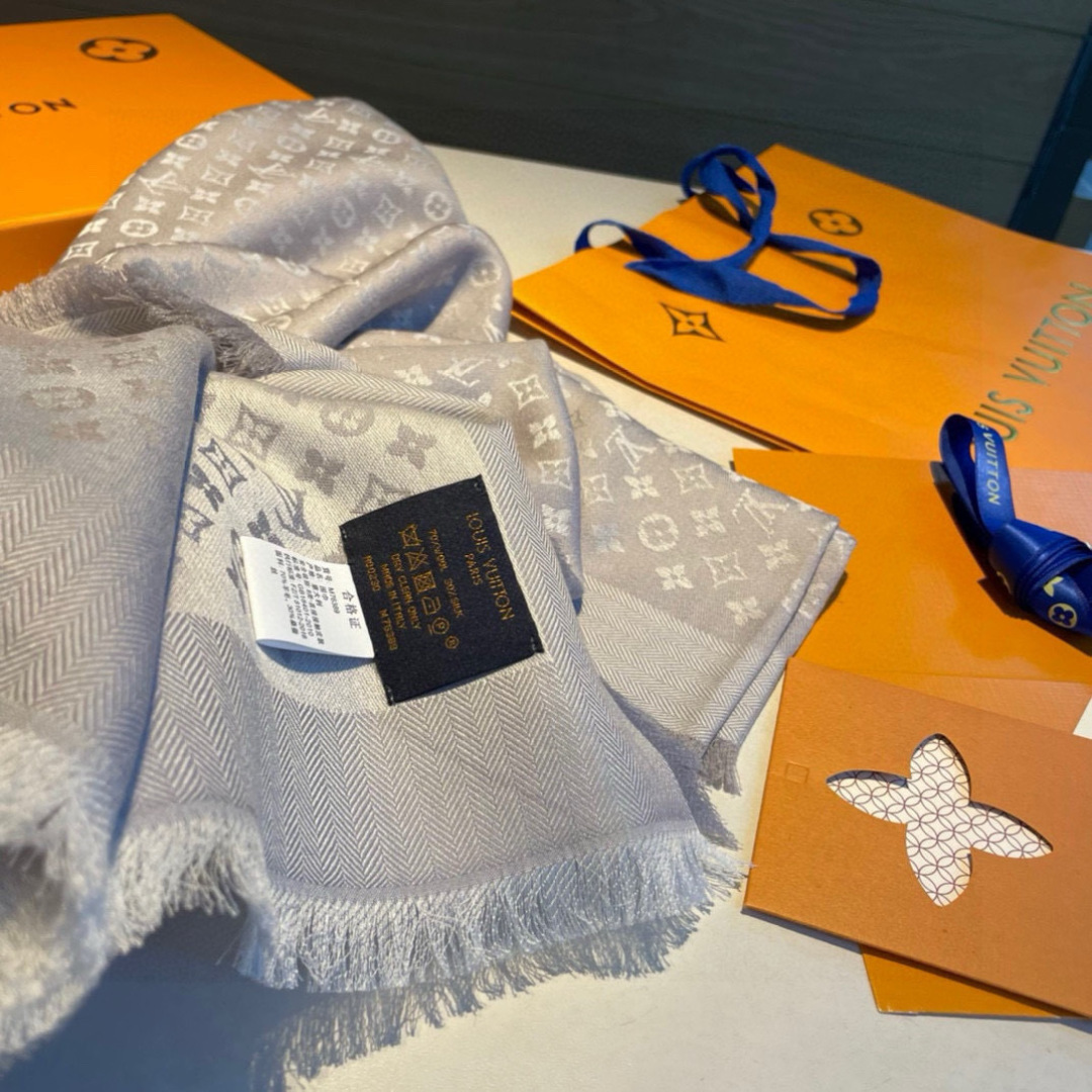 LV A貨灰白雙色Monogram披肩 女款知性配色設計｜歐美奢侈品精品推薦