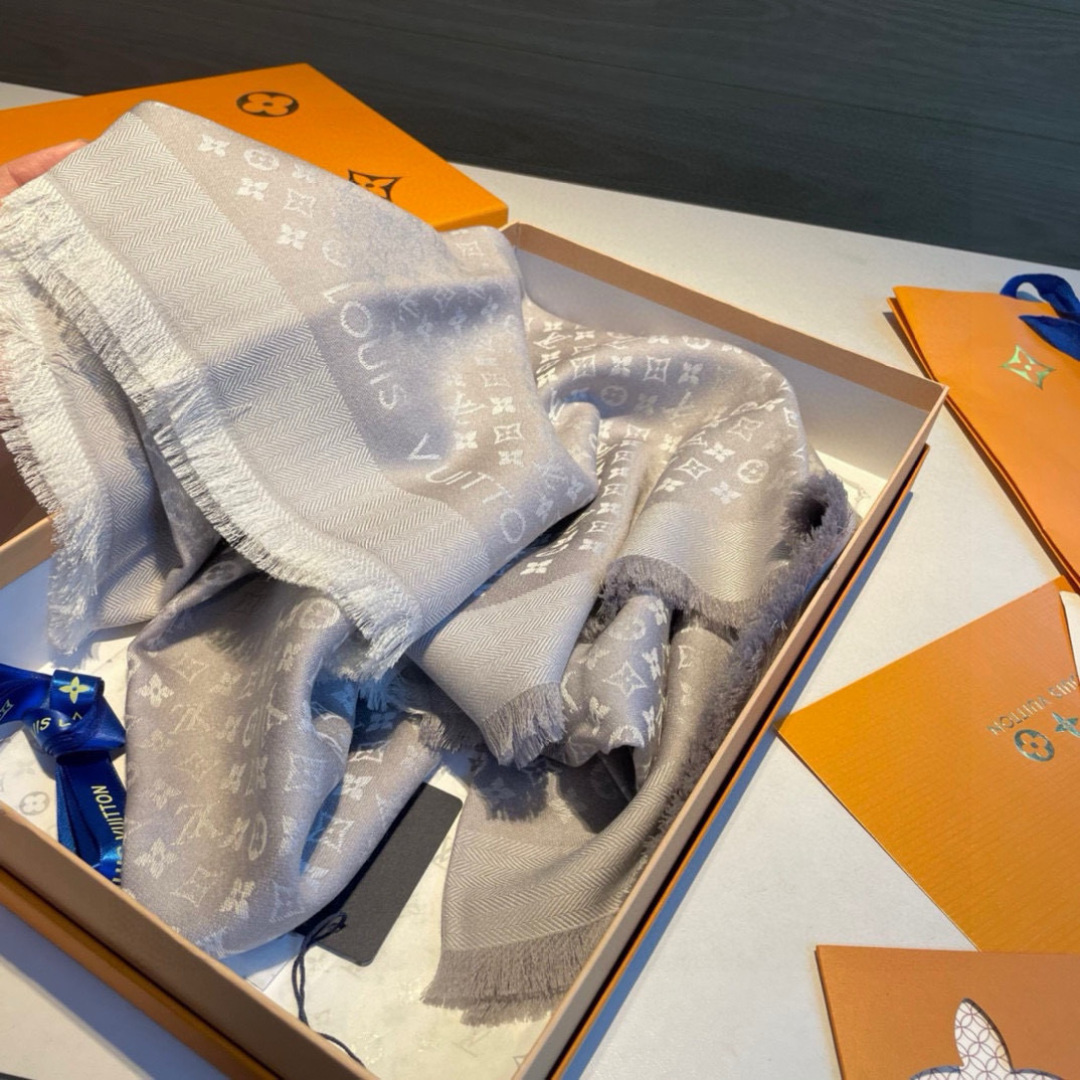 LV A貨灰白雙色Monogram披肩 女款知性配色設計｜歐美奢侈品精品推薦