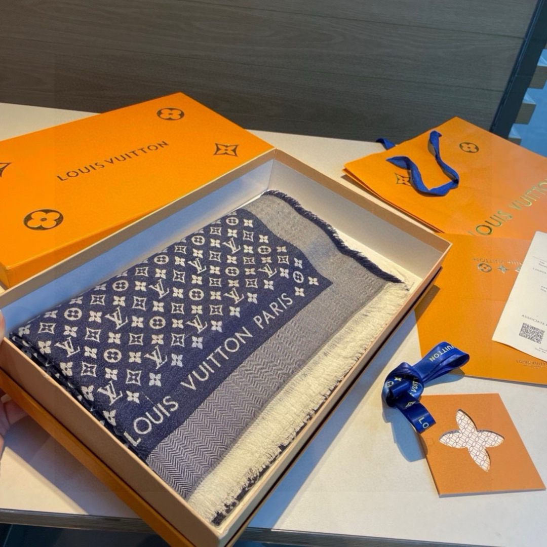 LV高仿藍灰提花披肩 Monogram滿版圖騰設計 四季皆宜款｜歐美奢侈品精品推薦