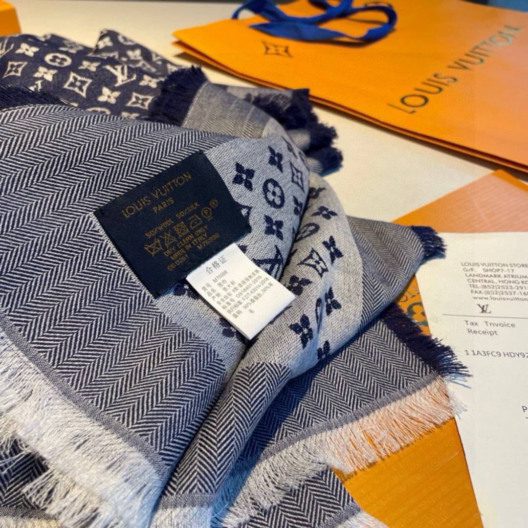 LV高仿藍灰提花披肩 Monogram滿版圖騰設計 四季皆宜款｜歐美奢侈品精品推薦