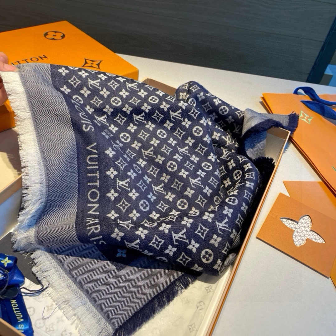 LV高仿藍灰提花披肩 Monogram滿版圖騰設計 四季皆宜款｜歐美奢侈品精品推薦