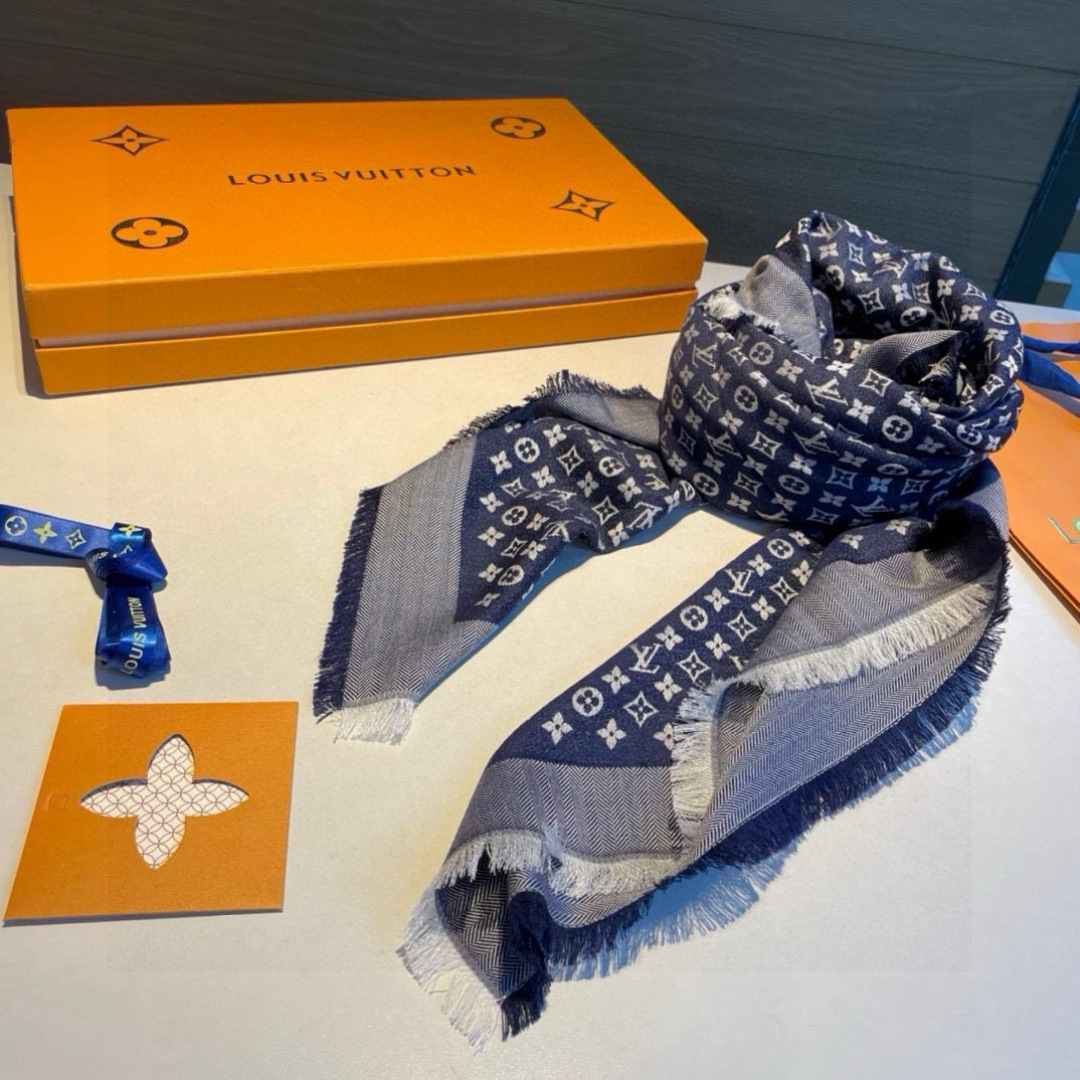 LV高仿藍灰提花披肩 Monogram滿版圖騰設計 四季皆宜款｜歐美奢侈品精品推薦