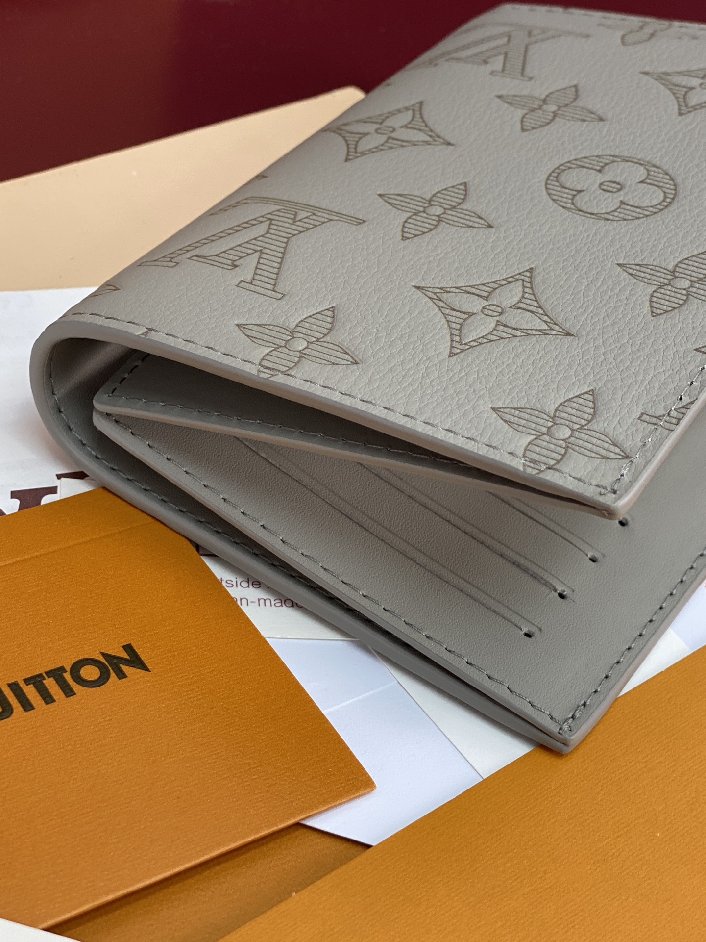 LV原單男士立體老花壓紋長夾 經典銀灰色設計風格質感再升級｜歐美奢侈品精品推薦