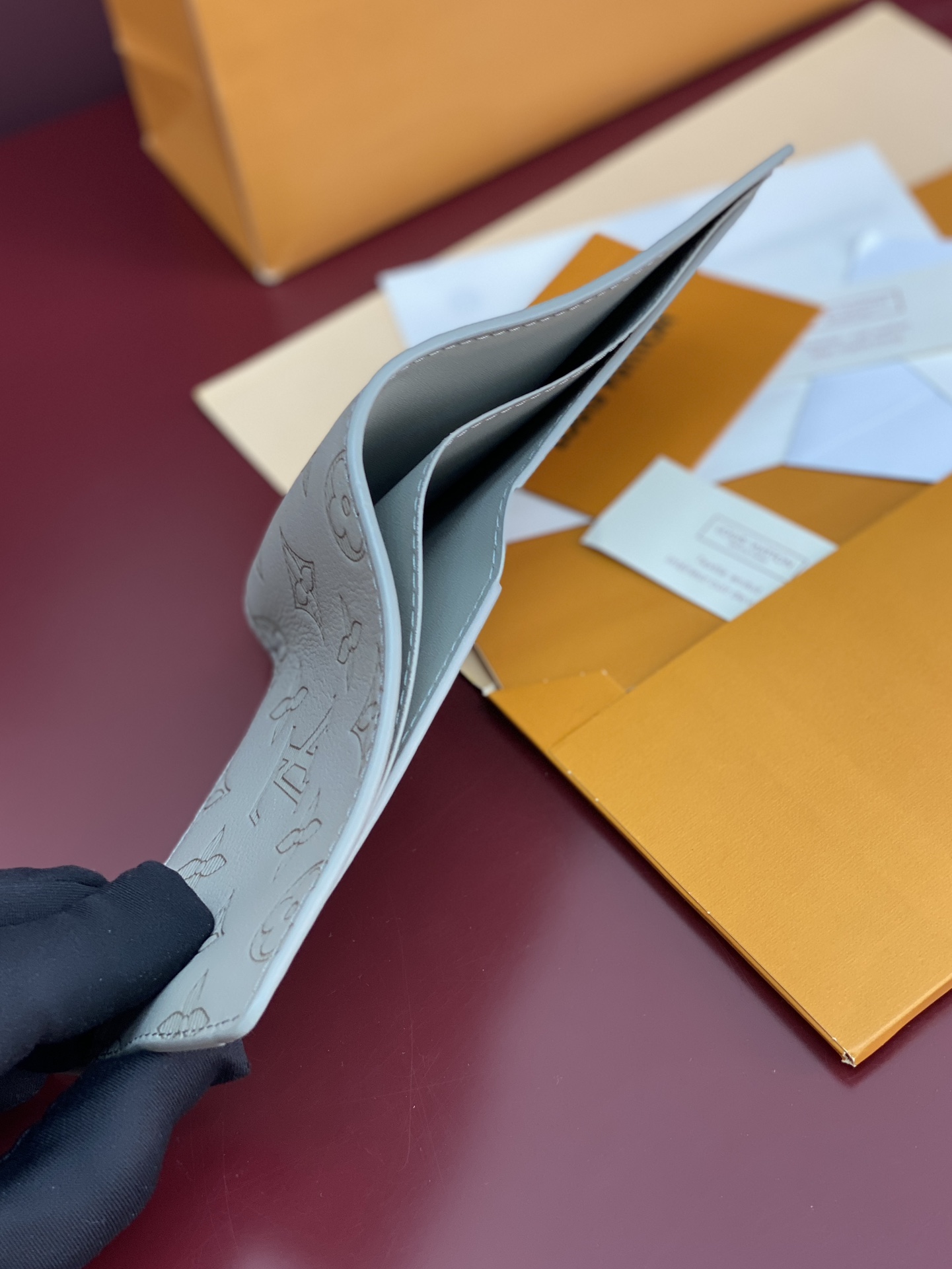 LV高仿男士卡夾銀灰立體壓紋設計款 便攜輕薄小資必備｜歐美奢侈品精品推薦