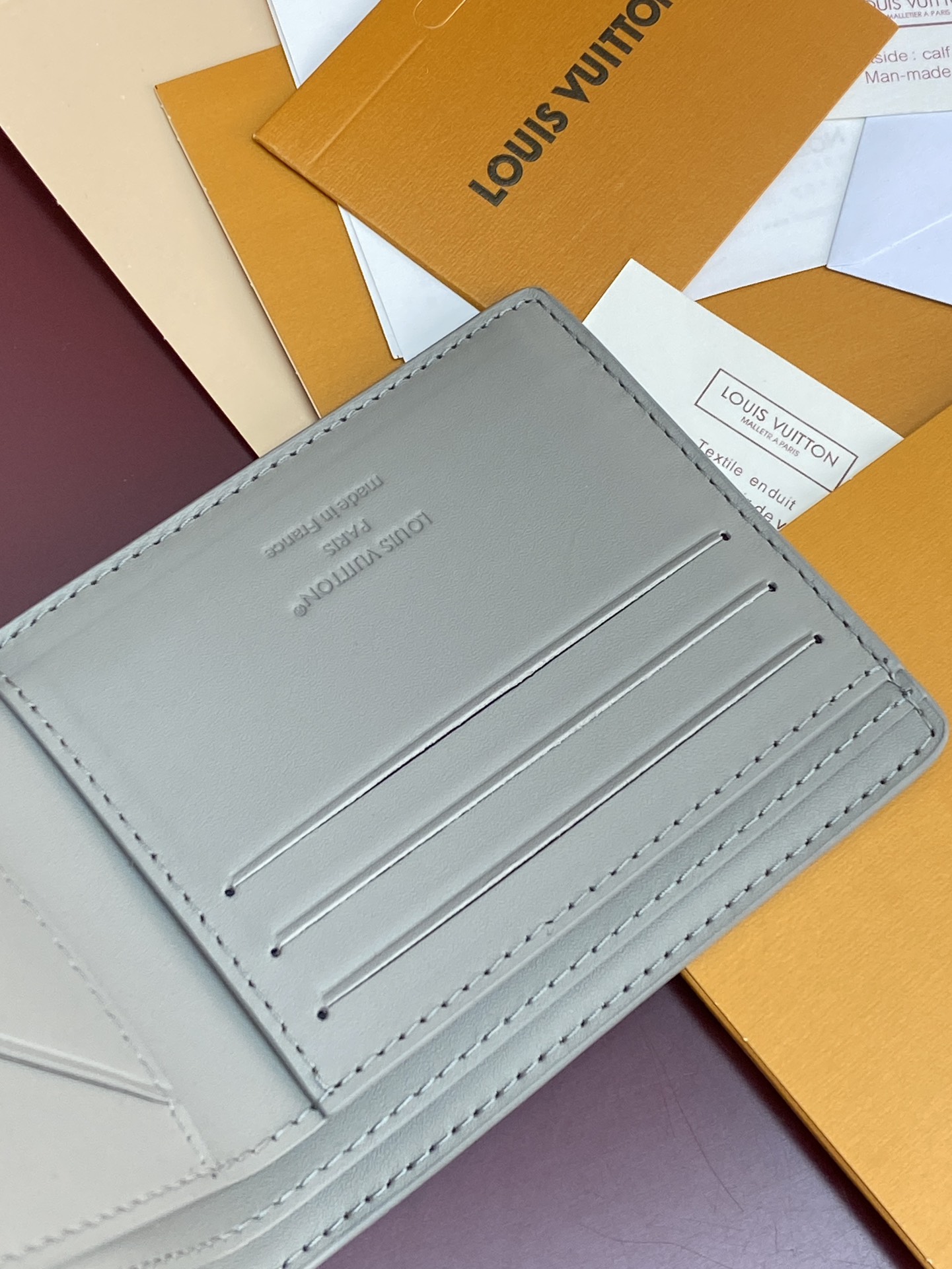 LV高仿男士卡夾銀灰立體壓紋設計款 便攜輕薄小資必備｜歐美奢侈品精品推薦