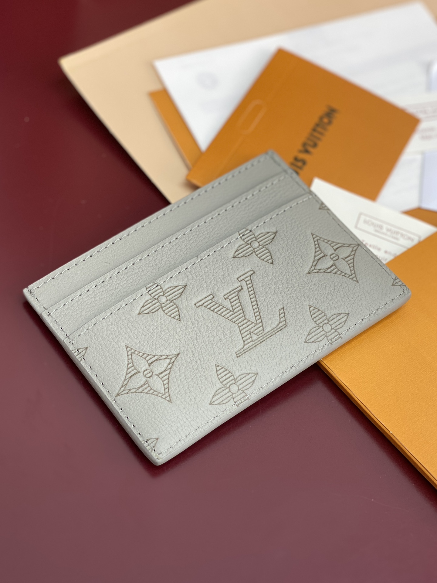 LV高仿男士卡套 銀灰色經典老花圖騰 立體雕紋輕巧便攜｜歐美奢侈品精品推薦