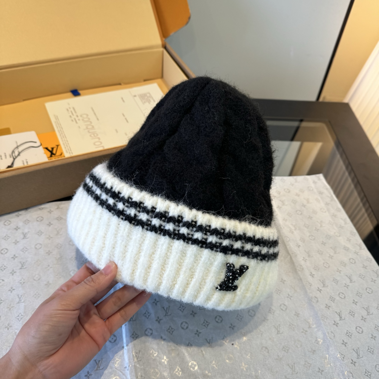 LV高仿針織毛帽撞色拼接款式百搭保暖必備|超A仿原單精品圖片 10 LV高仿針織毛帽撞色拼接款式百搭保暖必備|歐美奢侈品精品推薦