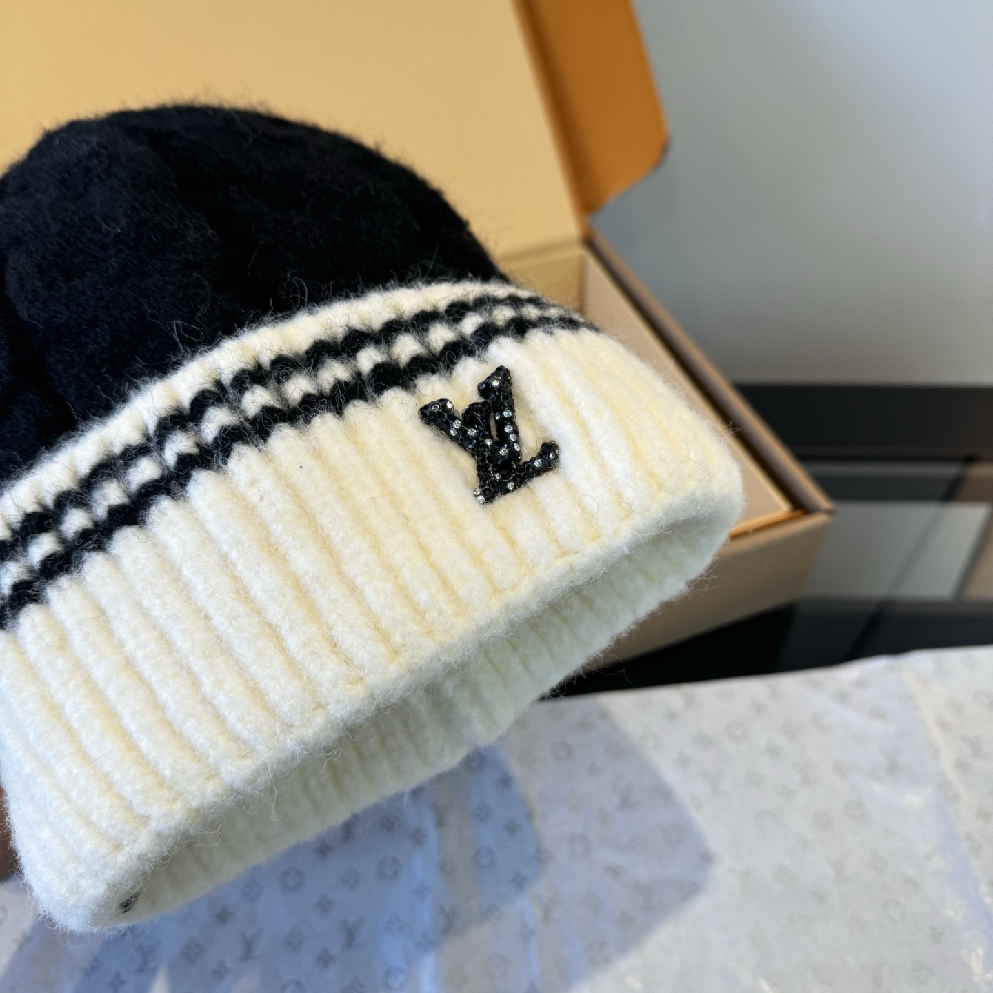 LV高仿針織毛帽撞色拼接款式百搭保暖必備|超A仿原單精品圖片 9 LV高仿針織毛帽撞色拼接款式百搭保暖必備|歐美奢侈品精品推薦