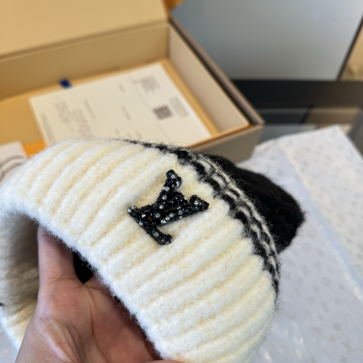 LV高仿針織毛帽撞色拼接款式百搭保暖必備|超A仿原單精品圖片 8 LV高仿針織毛帽撞色拼接款式百搭保暖必備|歐美奢侈品精品推薦