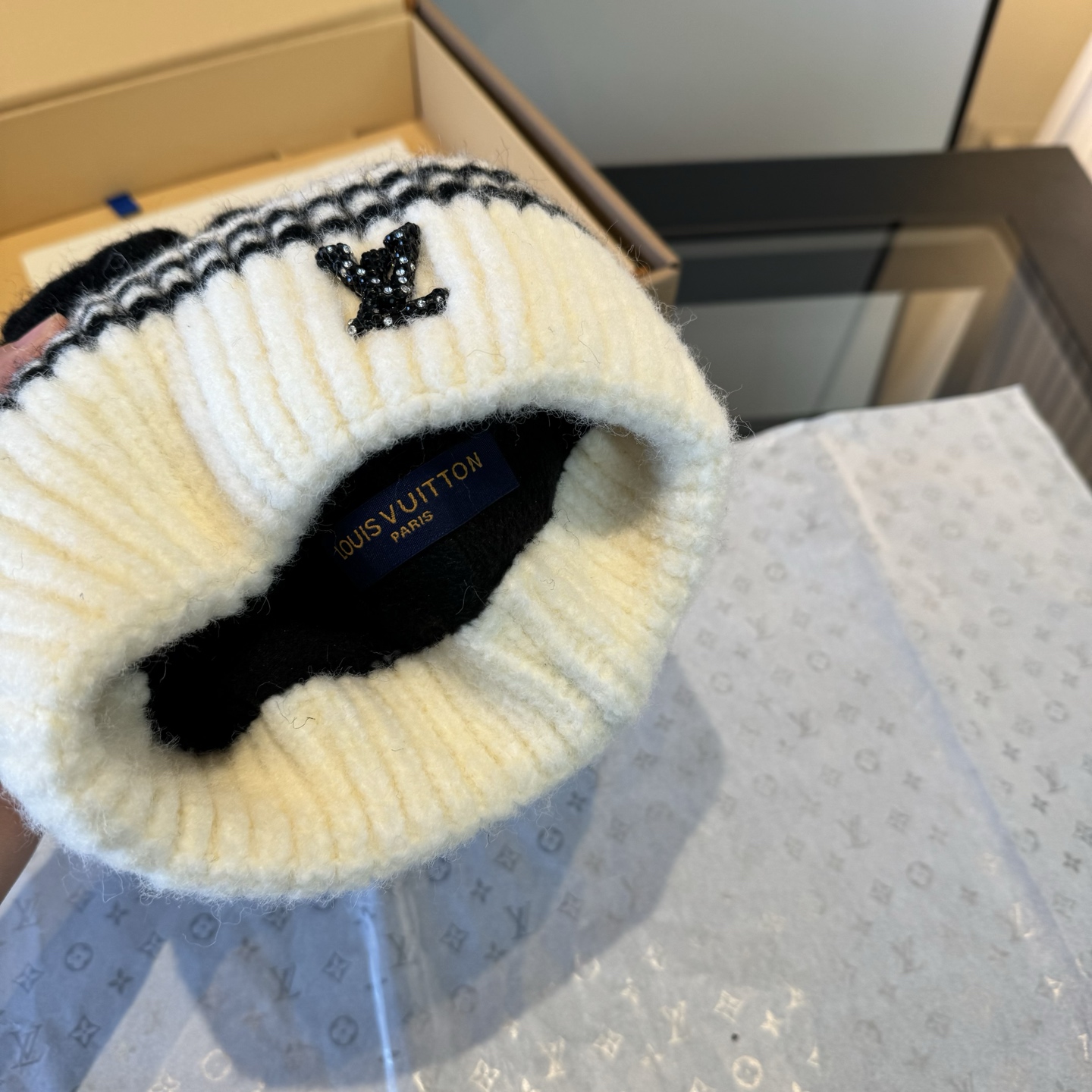 LV高仿針織毛帽撞色拼接款式百搭保暖必備|超A仿原單精品圖片 7 LV高仿針織毛帽撞色拼接款式百搭保暖必備|歐美奢侈品精品推薦