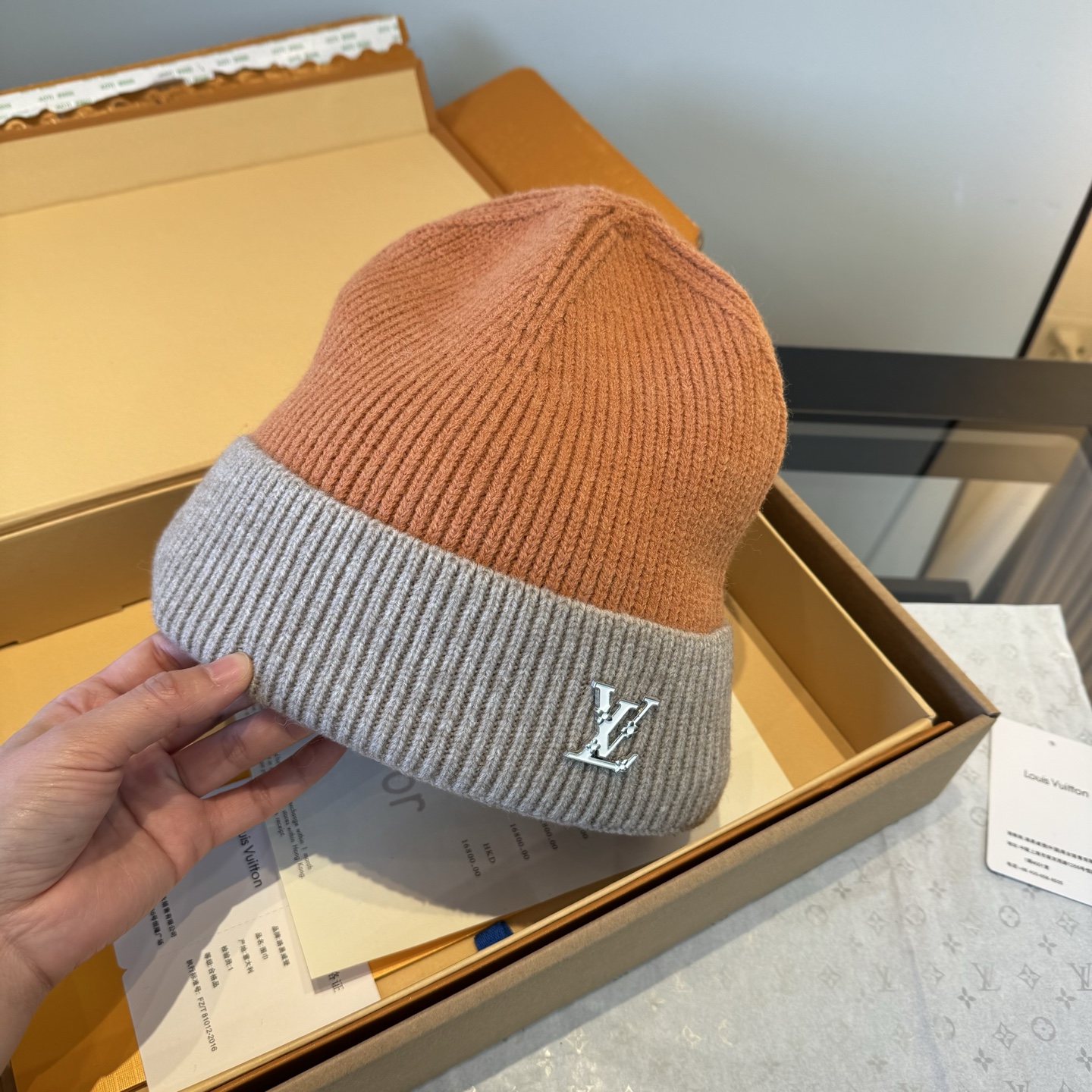 LV原單雙色拼接毛帽男款暖棕灰調設計感十足|超A仿原單精品圖片 12 LV原單雙色拼接毛帽男款暖棕灰調設計感十足|歐美奢侈品精品推薦