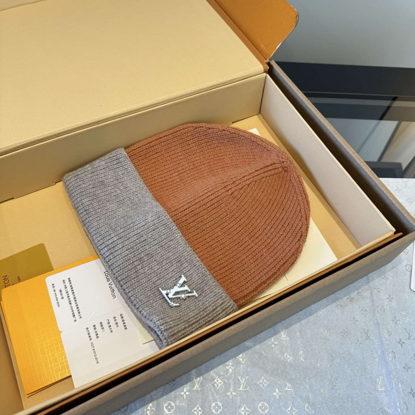 LV原單雙色拼接毛帽男款暖棕灰調設計感十足|超A仿原單精品圖片 11 LV原單雙色拼接毛帽男款暖棕灰調設計感十足|歐美奢侈品精品推薦