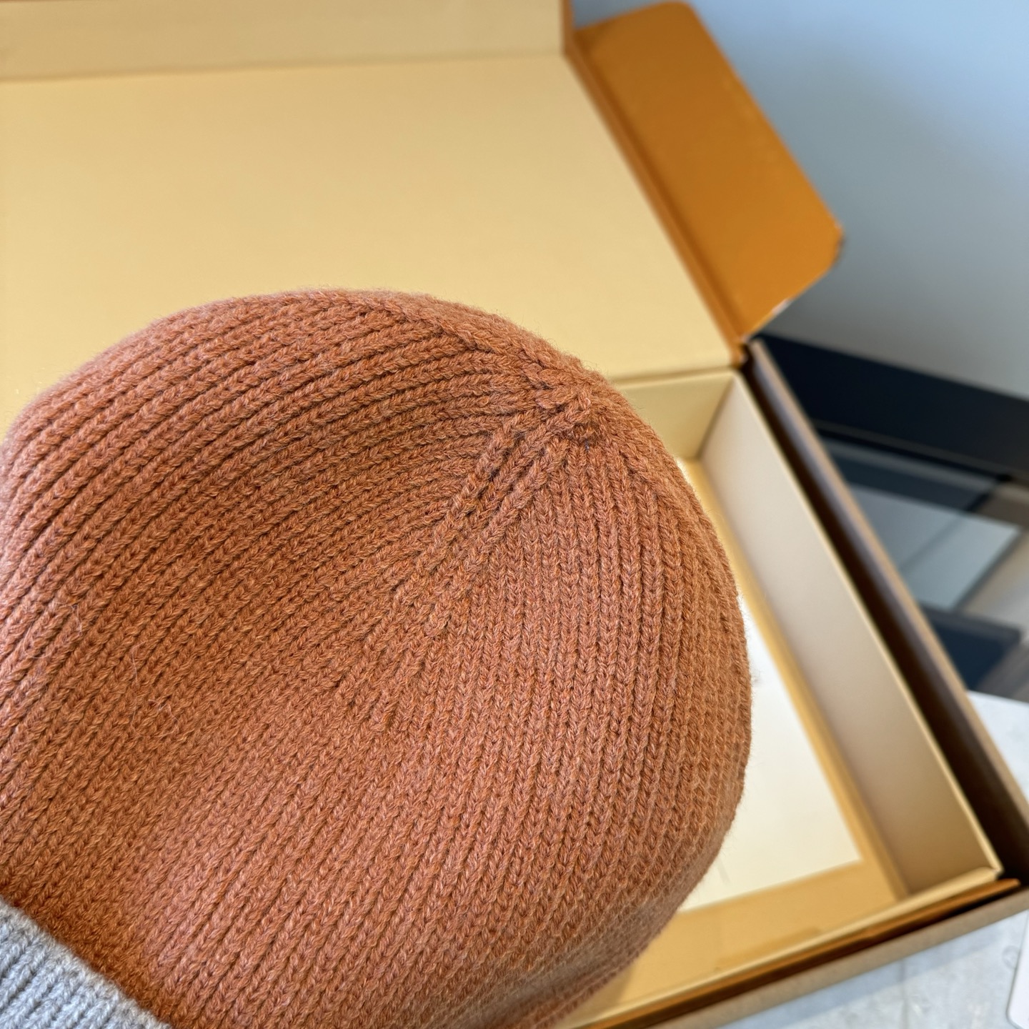 LV原單雙色拼接毛帽男款暖棕灰調設計感十足|超A仿原單精品圖片 9 LV原單雙色拼接毛帽男款暖棕灰調設計感十足|歐美奢侈品精品推薦