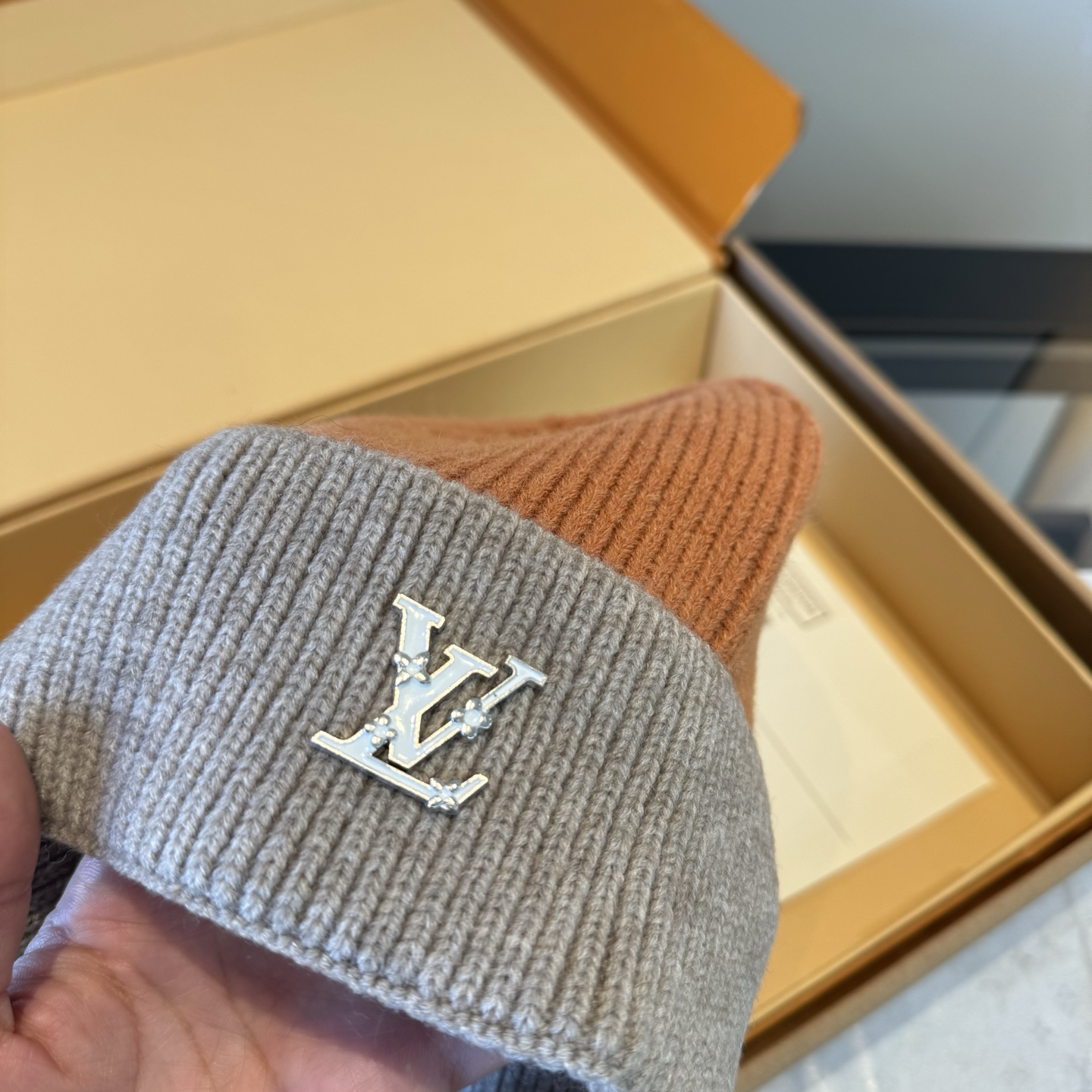 LV原單雙色拼接毛帽男款暖棕灰調設計感十足|超A仿原單精品圖片 8 LV原單雙色拼接毛帽男款暖棕灰調設計感十足|歐美奢侈品精品推薦