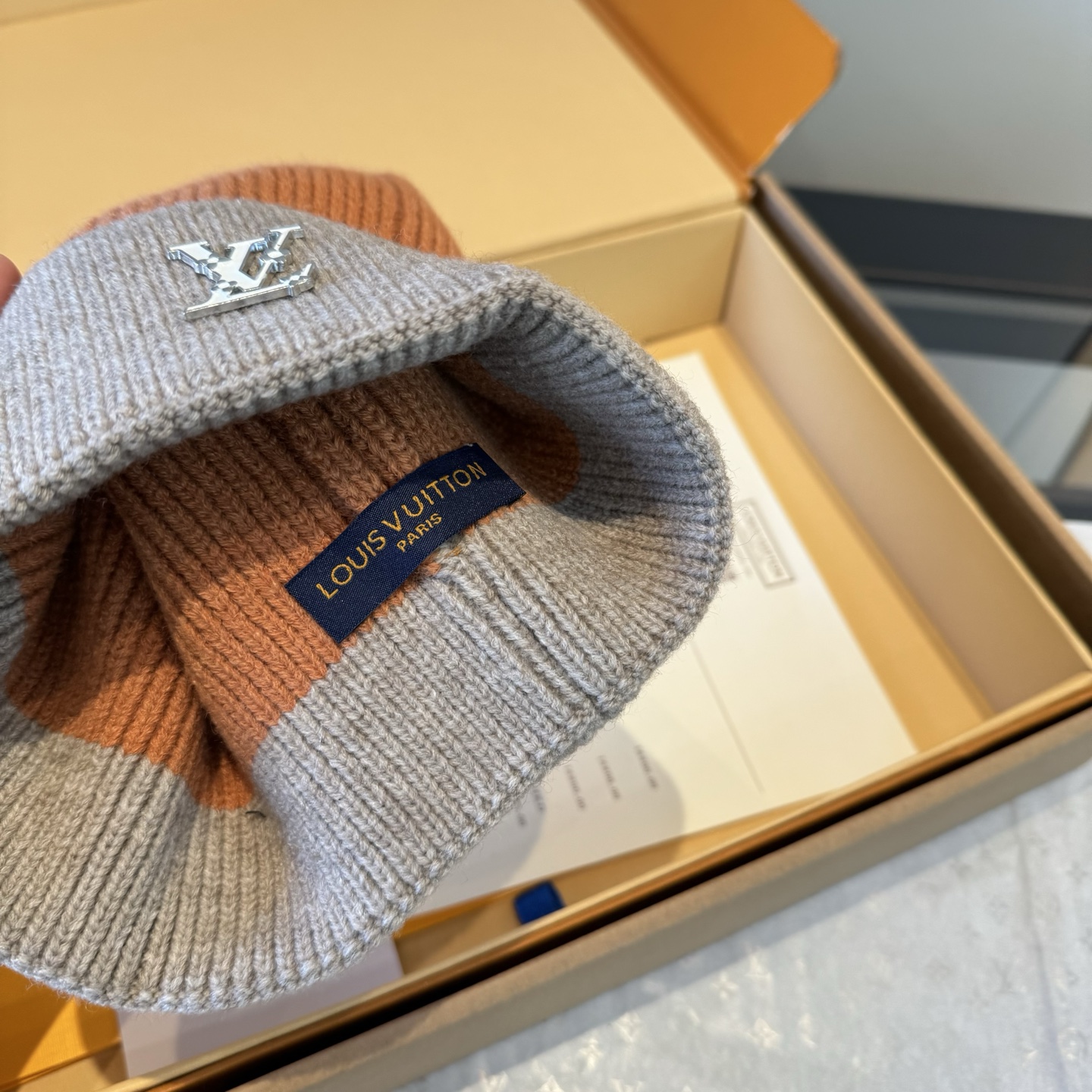 LV原單雙色拼接毛帽男款暖棕灰調設計感十足|超A仿原單精品圖片 7 LV原單雙色拼接毛帽男款暖棕灰調設計感十足|歐美奢侈品精品推薦